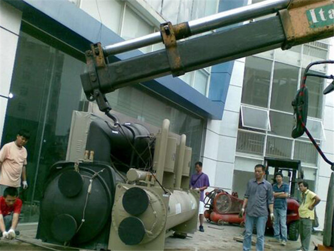 南召县随车吊和汽车吊的核心区别是什么？哪种更省钱？